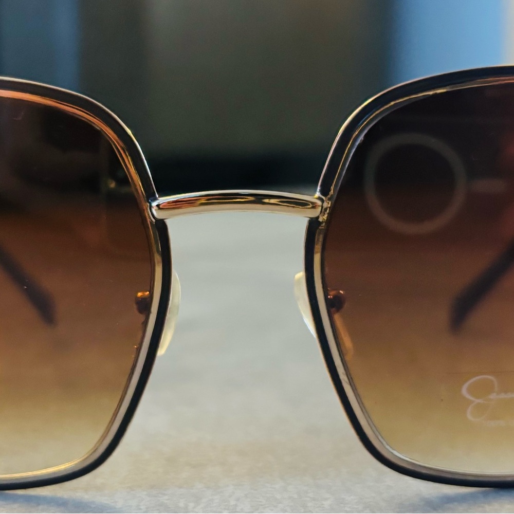Jessica Simpson Oversized Sunglasses With Case - Picture 5 of 10